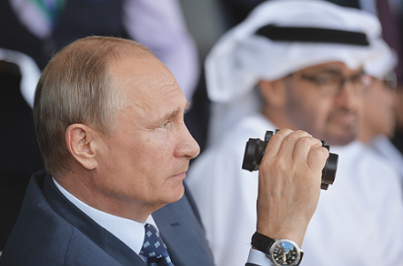 Президент РФ Владимир Путин (на первом плане) и наследный принц Абу-Даби, заместитель верховного главнокомандующего вооруженными силами Объединенных Арабских Эмиратов Мухаммед Аль Нахайян (на втором плане) на открытии Международного авиационно-космического салона МАКС-2015 в Жуковском.
