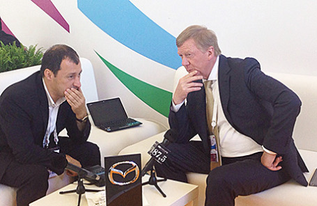 Председатель Правления УК «РОСНАНО» Анатолий Чубайс и главный редактор Business FM Илья Копелевич (справа налево).