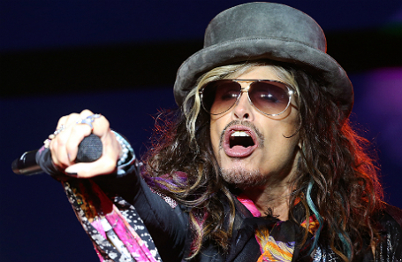 Лидер американской рок-группы Aerosmith Стивен Тайлер выступает на концерте, посвященном празднованию Дня города, на Лубянской площади.