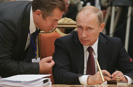 Советник президента России Сергей Глазьев и президент России Владимир Путин (слева направо).