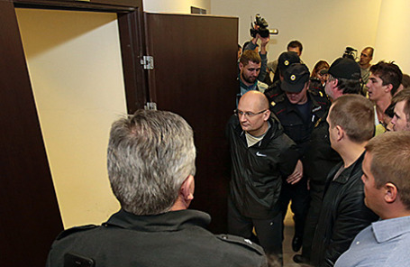 Управляющий АО «Заслон» Александр Горбунов (в центре) перед заседанием Калининского суда Санкт-Петербурга, 9 сентября 2015.