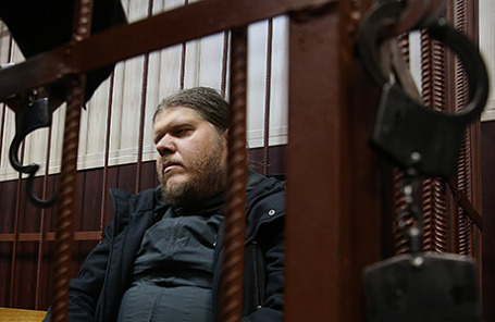 Руководитель религиозной секты «Бога Кузи» Андрей Попов, обвиняемый в мошенничестве, во время рассмотрения ходатайства следствия об аресте в Таганском суде в Москве, 11 сентября 2015.
