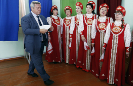 Врио губернатора Ростовской области Василий Голубев во время голосования на избирательном участке в поселке Водопадный.