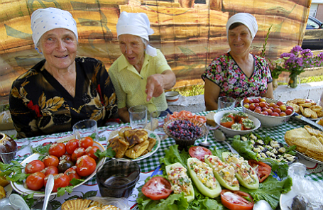 Застолье в деревне.