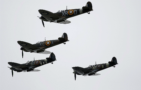 Истребители времен Второй мировой войны Spitfire и Hurricane в небе во время памятного мероприятия по случаю празднования годовщины Битвы за Британию в Биггин Хилл на юге Англии.