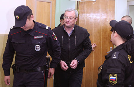 Глава Республики Коми Вячеслав Гайзер (в центре) перед рассмотрением ходатайства следствия об аресте по делу об организации преступного сообщества и мошенничестве в Басманном суде.