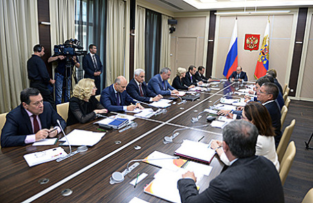 Президент России Владимир Путин (на дальнем плане) в Ново-Огарево на совещании с руководителями Администрации президента, Совета Федерации, Госдумы и министрами экономического блока правительства, посвященном бюджетным проектировкам на 2016 год. 22 сентября 2015.