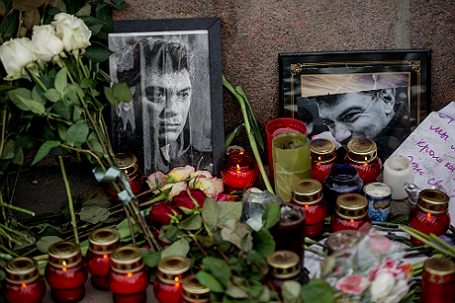 Цветы на месте убийства политика Бориса Немцова на Большом Москворецком мосту.