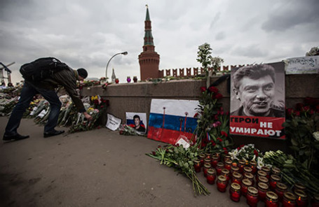 Цветы на месте убийства политика Бориса Немцова на Большом Москворецком мосту.