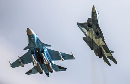 Фронтовой бомбардировщик Су-34 и российский многоцелевой истребитель пятого поколения - перспективный авиационный комплекс фронтовой авиации (ПАК ФА) Т-50 (слева направо).