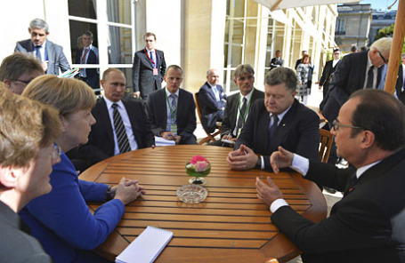 Федеральный канцлер ФРГ Ангела Меркель, президент России Владимир Путин, президент Украины Петр Порошенко и президент Франции Франсуа Олланд (слева направо на первом плане) во время неформальной встречи.