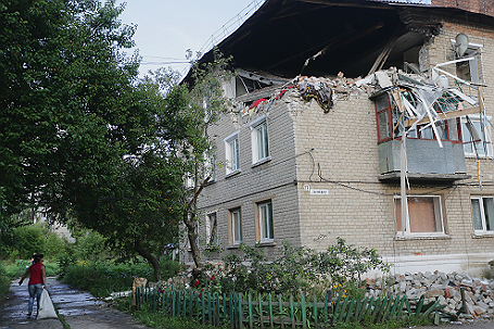 Разрушенный дом на одной из улиц города Горловка, Донбасс.