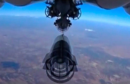 Российский военный самолет сбрасывает бомбу во время бомбардировок около Идлиб в Сирии.
