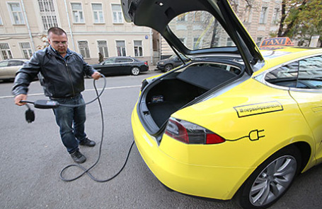 Во время заправки электротакси Tesla.