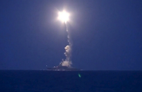 Пуск российской ракеты в Каспийском море.