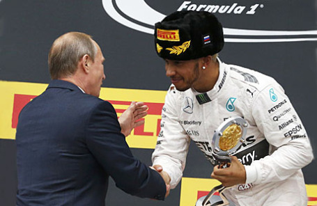 Президент РФ Владимир Путин (справа) и пилот команды Mercedes Льюис Хэмилтон, занявший первое место на российском этапе чемпионата мира по кольцевым автогонкам в классе «Формула-1».