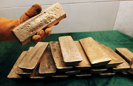 Слитки золота, произведенного на заводе, принадлежащем компании ОАО «Полюс Золото».