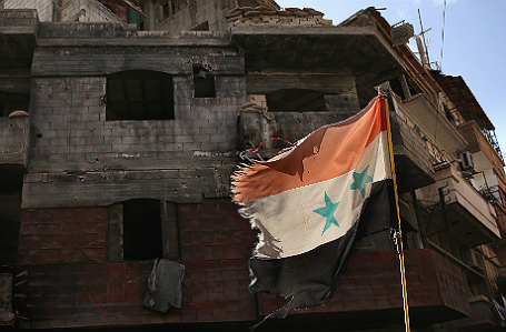 Флаг Сирии на одной из улиц города Хомс.