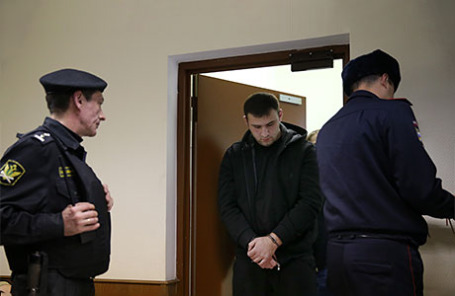 Шота Элизбарашвили (в центре), водитель предпринимателя Амирана Георгадзе, разыскиваемого по делу об убийстве четырех человек в Красногорском районе, перед началом рассмотрения ходатайства следствия об аресте в Бабушкинском суде.