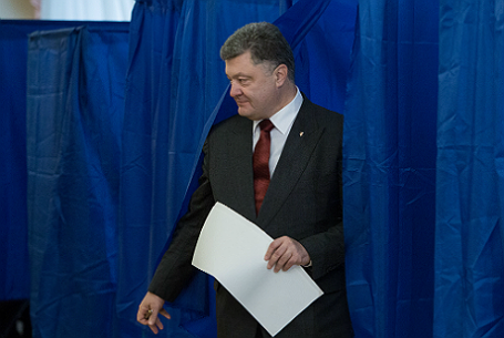Президент Украины Петр Порошенко во время голосования на выборах в органы местного самоуправления на одном из избирательных участков Киева.
