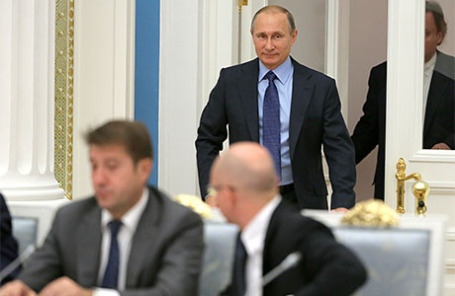 Президент России Владимир Путин (на втором плане) во время заседания президентской Комиссии по вопросам стратегии развития ТЭК и экологической безопасности.