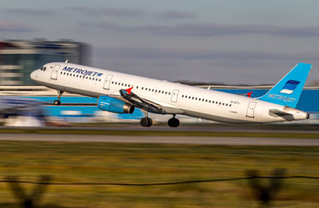 Самолет Airbus-321 авиакомпании «Когалымавиа» с бортовым номером EI-ETJ.