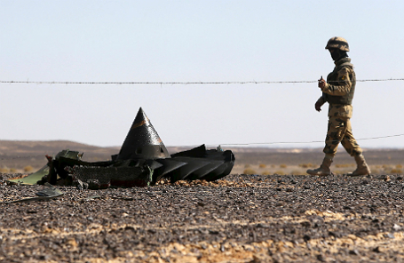 Египетский военный на месте крушения Airbus 321.