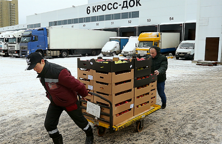 Сотрудники оптово-продовольственного центра «Фуд Сити» перед погрузкой товаров.