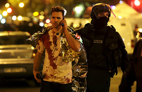 Пострадавший у концертного зала Bataclan после террористических атак. Париж, Франция, 14 ноября 2015.
