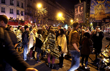 Люди около концертного зала Bataclan после терактов, Париж. 14 ноября 2015.