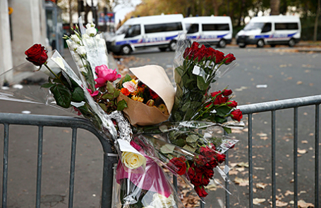 Цветы в память погибших в результате теракта около концертного зала Bataclan в Париже, Франция, 14 ноября 2015.