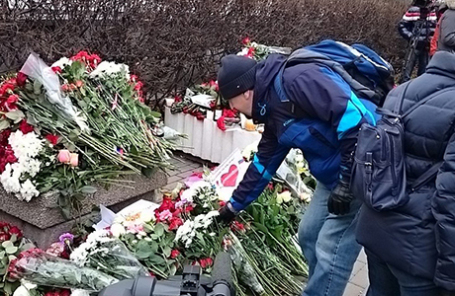 Цветы в память о погибших в результате терактов в Париже у посольства Франции в Москве, 14 ноября 2015.