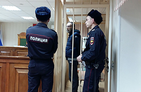 Обвиняемый в убийстве Хорен Казарян и охраняющие его полицейские.