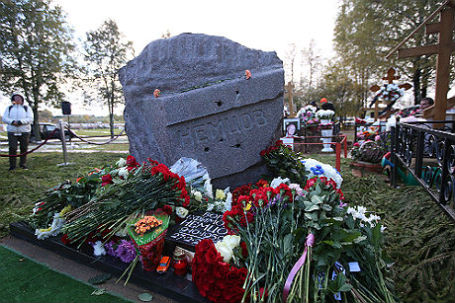 Открытие памятника Борису Немцову на Троекуровском кладбище.