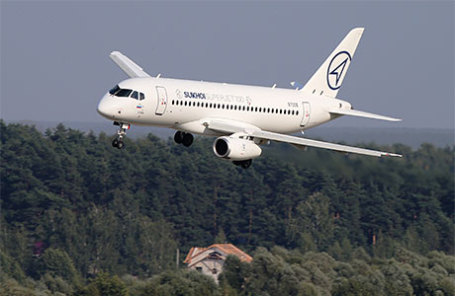 Пассажирский самолет Sukhoi Superjet 100.