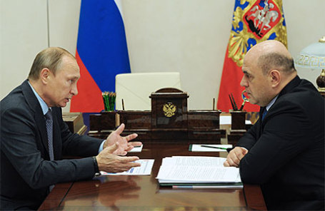 Президент РФ Владимир Путин и руководитель Федеральной налоговой службы (ФНС) Михаил Мишустин (слева направо) во время встречи в резиденции Ново-Огарево.
