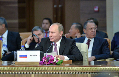 Президент РФ Владимир Путин во время пленарного заседания III саммита Форума стран-экспортеров газа. 