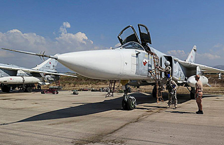 Бомбардировщик Су-24 на авиабазе «Хмеймим» в Сирии.