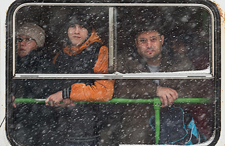 Жители Омска в автобусе.