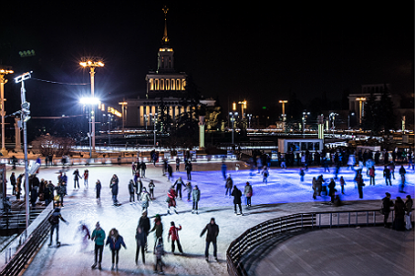 Жители города на катке на ВДНХ.