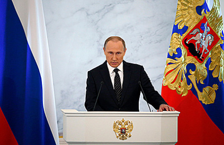 Президент России Владимир Путин во время выступления с ежегодным посланием Федеральному собранию РФ в Кремле, 3 декабря 2015.