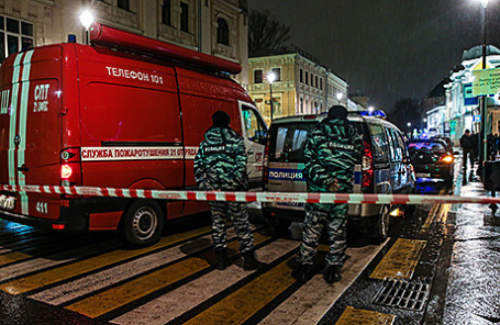 Сотрудники полиции на месте взрыва на остановке общественного транспорта на улице Покровка. Москва, 8 декабря 2015.