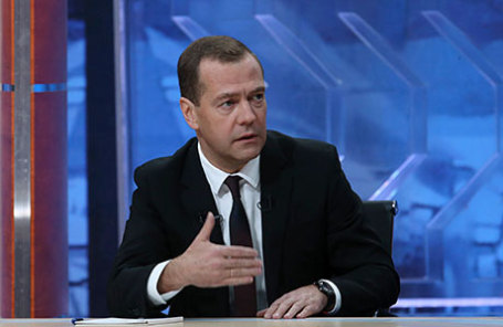 Премьер-министр России Дмитрий Медведев (в центре) во время интервью, посвященного итогам работы правительства в текущем году.