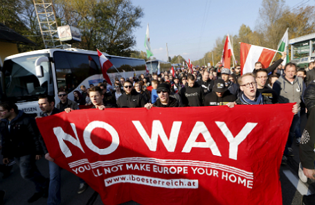 Митинг против притока мигрантов в Австрии на границе со Словенией.