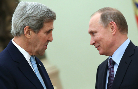 Президент России Владимир Путин и госсекретарь США Джон Керри (справа налево) во время встречи в Кремле.