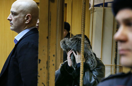 Президент Внешпромбанка Лариса Маркус (в центре), подозреваемая в мошенничестве, во время заседания в Тверском суде.