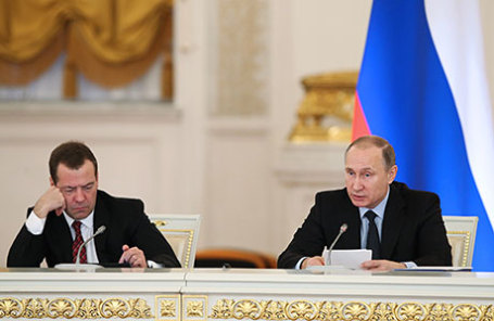Премьер-министр России Дмитрий Медведев и президент РФ Владимир Путин (слева направо) на заседании Государственного совета по вопросам совершенствования системы общего образования в Российской Федерации.