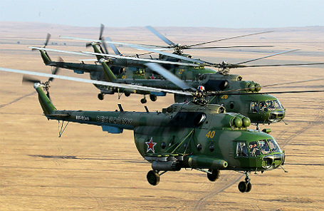 Вертолеты Ми-8 во время стратегических командно-штабных учений российской армии «Центр-2015» на полигоне «Донгузский».