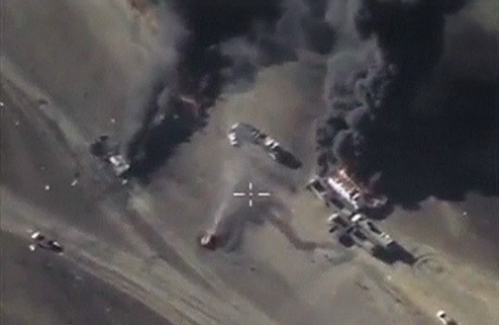 Нанесение авиаудара самолетами ВКС РФ по подконтрольному ИГ нефтехранилищу. Снимок с видео.