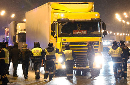 Сотрудники ДПС на Каширском шоссе, куда прибыли дальнобойщики для участия в несанкционированной акции против системы «Платон».